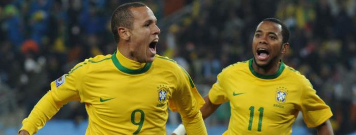 2) Luis Fabiano: sem jogar há dois anos por lesão, o atacante teve duas passagens pela Seleção, a primeira durante a Copa América de 2004 e depois com Dunga, quando ele “decolou”, segundo o site. Gostava de grandes jogos, marcou dois gols na final da Copa das Confederações de 2009 e se destacou na Copa do Mundo do ano seguinte. No total, foram 45 jogos e 28 bolas na rede.