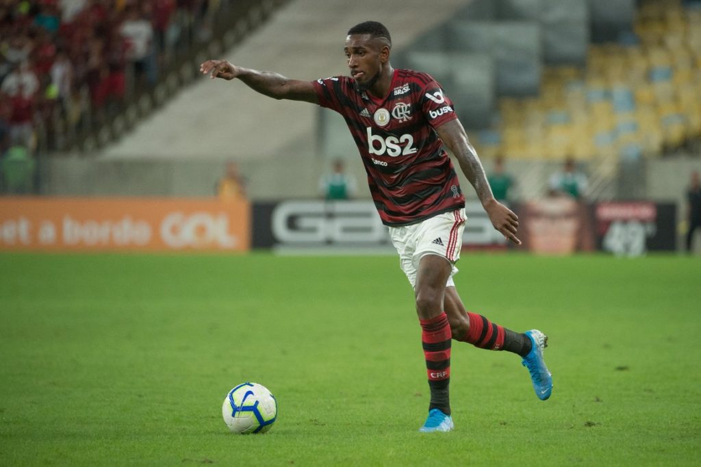 ESQUENTOU - Após longas negociações, Flamengo e Olympique de Marselha caminham para um acordo sobre a transferência de Gerson. O clube francês aceitou as exigências impostas pela diretoria rubro-negra e está perto de sacramentar a chegada do volante. A informação foi divulgada inicialmente pelo site "ge". Neste momento, os departamentos jurídicos dos clubes dialogam para ajustes burocráticos no contrato - um dos estágios finais da negociação. Há, inclusive, a expectativa de que uma reunião nesta terça-feira defina a venda de Gerson ao Olympique de Marselha.  Os valores do negócio são mantidos em sigilo, mas gira em torno de 25 milhões de euros (R$ 160 milhões) fixos, além de bonificações que podem fazer o montante chegar a 30 milhões de euros. Para isso, Gerson terá que alcançar metas individuais e ajudar o clube francês em objetivos coletivos. O Flamengo ainda manterá de 20 a 25% em uma venda futura do volante.