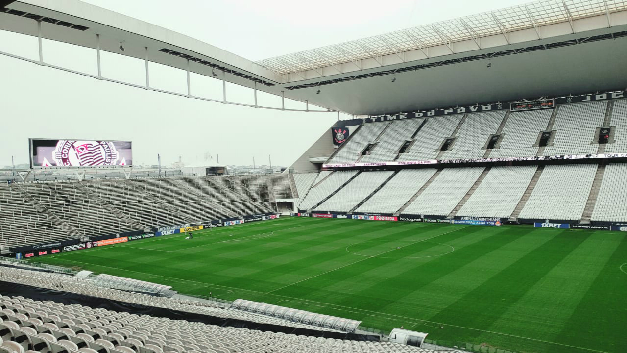 O estádio corintiano possui quatro setores – Norte, Sul, Leste e Oeste –, com duas grandes arquibancadas laterais. No lado leste, foi construído um enorme painel de LED, com 170 metros de largura e 20 metros de altura. Já no Oeste, há um painel de vidro formado por 1.350 peças, em uma área de 240 metros de comprimento por 30 metros de altura.