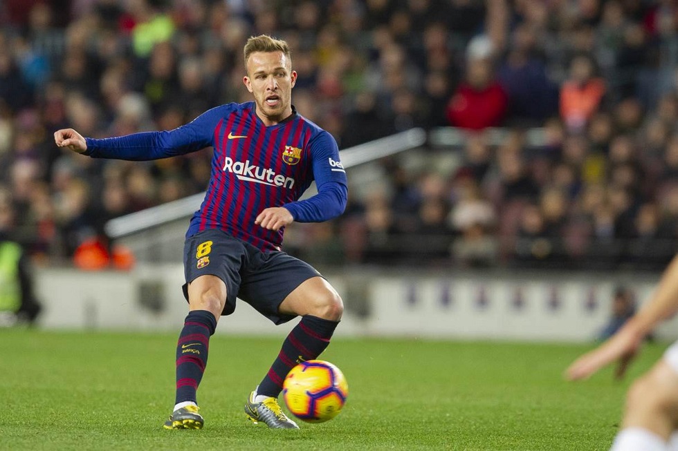 FECHADO - Após longa negociação, Arthur é oficialmente jogador da Juventus. O Barcelona confirmou em nota oficial que chegou a um acordo com os italianos pelo brasileiro. Os catalães receberão 72 milhões de euros (cerca de R$ 440 milhões), além de 10 milhões de euros (aproximadamente R$ 61 milhões) em variáveis.