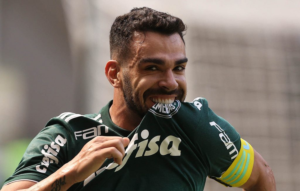 O Palmeiras confirmou a saída do volante Bruno Henrique por R$27 milhões ao Al-Ittihad, clube dirigido por Carille. O volante disputou 175 partidas pelo Verdão, conquistou dois títulos e foi um dos mais importantes jogadores do Palmeiras nos últimos anos.