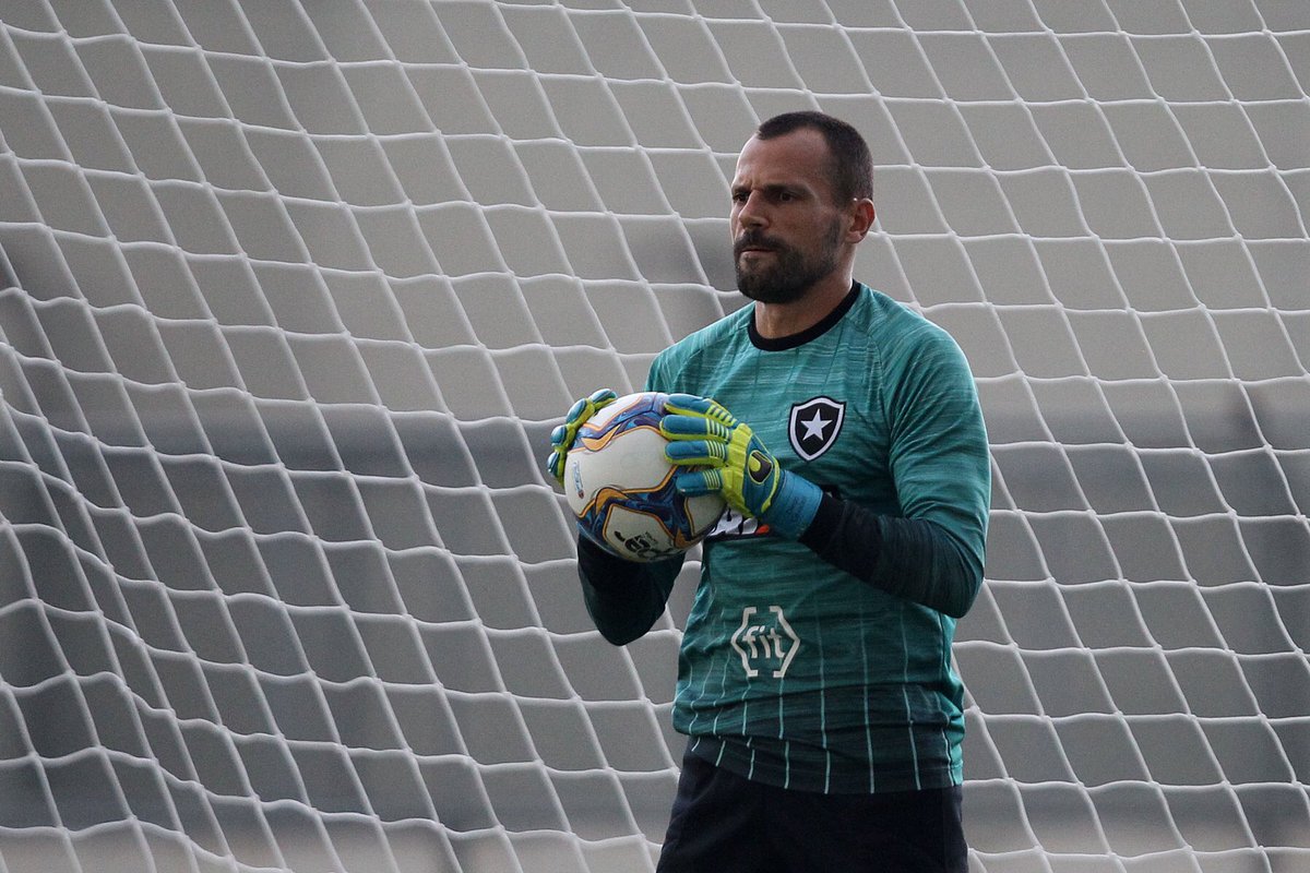 Se é esperado que o Botafogo tenha uma barca de saídas com jogadores em final de contrato neste fim de 2019, Diego Cavalieri pode ser considerado uma exceção. O Alvinegro abriu negociações e pretende renovar o contrato com o goleiro para a próxima temporada.