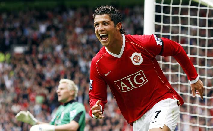 FECHADO - O Manchester United anunciou oficialmente a contratação de Cristiano Ronaldo. O astro português retorna aos Red Devils após 12 anos. Ele atuou no clube de Manchester entre 2003 e 2009.