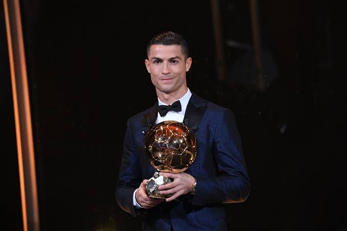 2018 - Bola de Ouro: Cristiano Ronaldo / Pela segunda vez consecutiva, o craque foi à Copa como melhor jogador do mundo, mas desperdiçou nova chance de quebrar a 'maldição'. Dessa vez, pelo menos, o português passou da primeira fase, sendo eliminado nas oitavas de final para o Uruguai. Cristiano ainda saiu do mundial como protagonista de um dos grandes jogos da competição: o empate em 3x3 com a Espanha, na fase de grupos, quando marcou os três gols de Portugal.