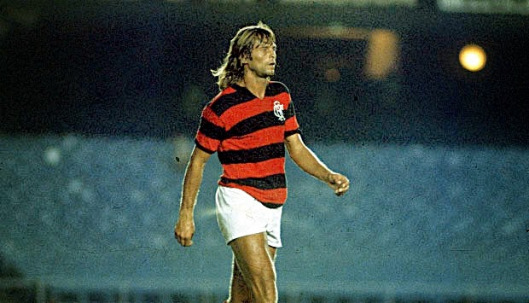 NARCISO DOVAL Argentina – Centroavante  Narciso Doval, ou apenas Doval, é o estrangeiro com maior número de gols pelo Flamengo, e o terceiro em número de partidas. Marcou 94 vezes em 263 jogos. Teve duas passagens pelo clube, de 69 a 71 e de 72 a 75.