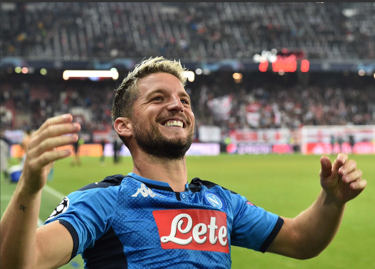 FECHADO - O Napoli anunciou a renovação de contrato com Dries Mertens por mais duas temporadas. O atacante belga ficará na equipe até junho de 2022. No último sábado, ele tornou-se o maior artilheiro da história do clube, com 122 gols em 310 jogos.