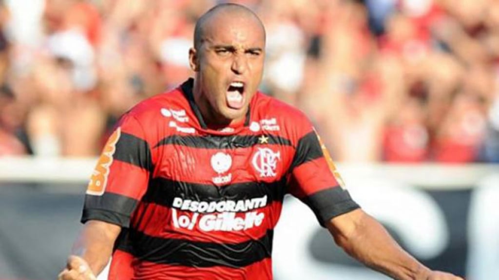 2011 - O Flamengo teve uma série de marcas estampadas: P&G (Gillette e Duracell) no peito e nas costas, Brasil Brokers no ombro, Unicef do lado do escudo, BMG nas mangas e TIM na parte interna dos números.