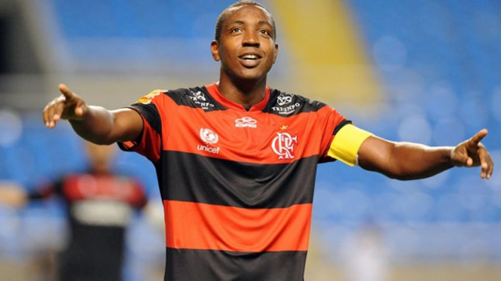 2012 - Em ano sem patrocinador master, o Flamengo expôs outras marcas no uniforme: Triunfo no ombro, Unicef ao lado do escudo, BGM nas mangas, Mobil nas costas e no short e TIM na parte interna dos números.
