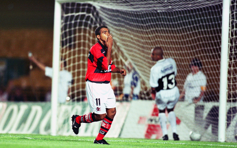 Apesar de ter iniciado sua carreira no futebol no Vasco, Romário é um dos grandes nomes do Flamengo. Ele marcou o primeiro tento com a camisa rubro-negra no dia 15 de fevereiro de 1995, em vitória por 3 a 0 contra o Americano, no Carioca. No total, foram 204 gols em quatro anos de clube.