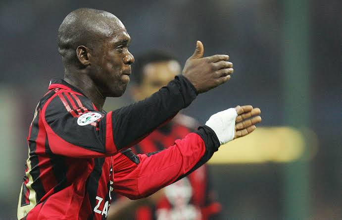 Seedorf (Foto) - Coco | Inter - Milan - Uma troca envolvendo os rivais Inter de Milão e Milan. Seedorf e Coco não estavam sendo utilizados em seus clubes e, deixando a rivalidade de lado, as diretorias fizeram uma troca. Seedorf, então, foi para o Milan, onde formou junto com outros craques o time campeão da Champions de 2003. Coco por sua vez não teve muito destaque na Inter. Atualmente, Seedorf e Coco estão aposentados. 