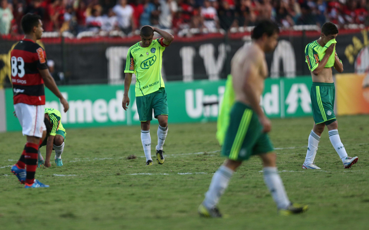 O Palmeiras de 2012 somou 34 pontos em 38 jogos (29,82%). Contudo, o saldo de gols do Verdão foi superior (-15 contra -17).