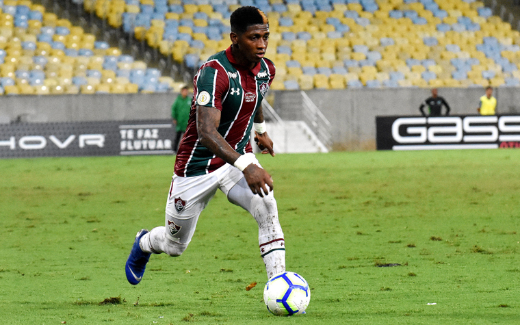 Também no ano passado, mas em maio, o atacante Yony González, então no Fluminense, foi chamado de macaco por torcedores do Grêmio, na vitória do clube carioca por 5 a 4.