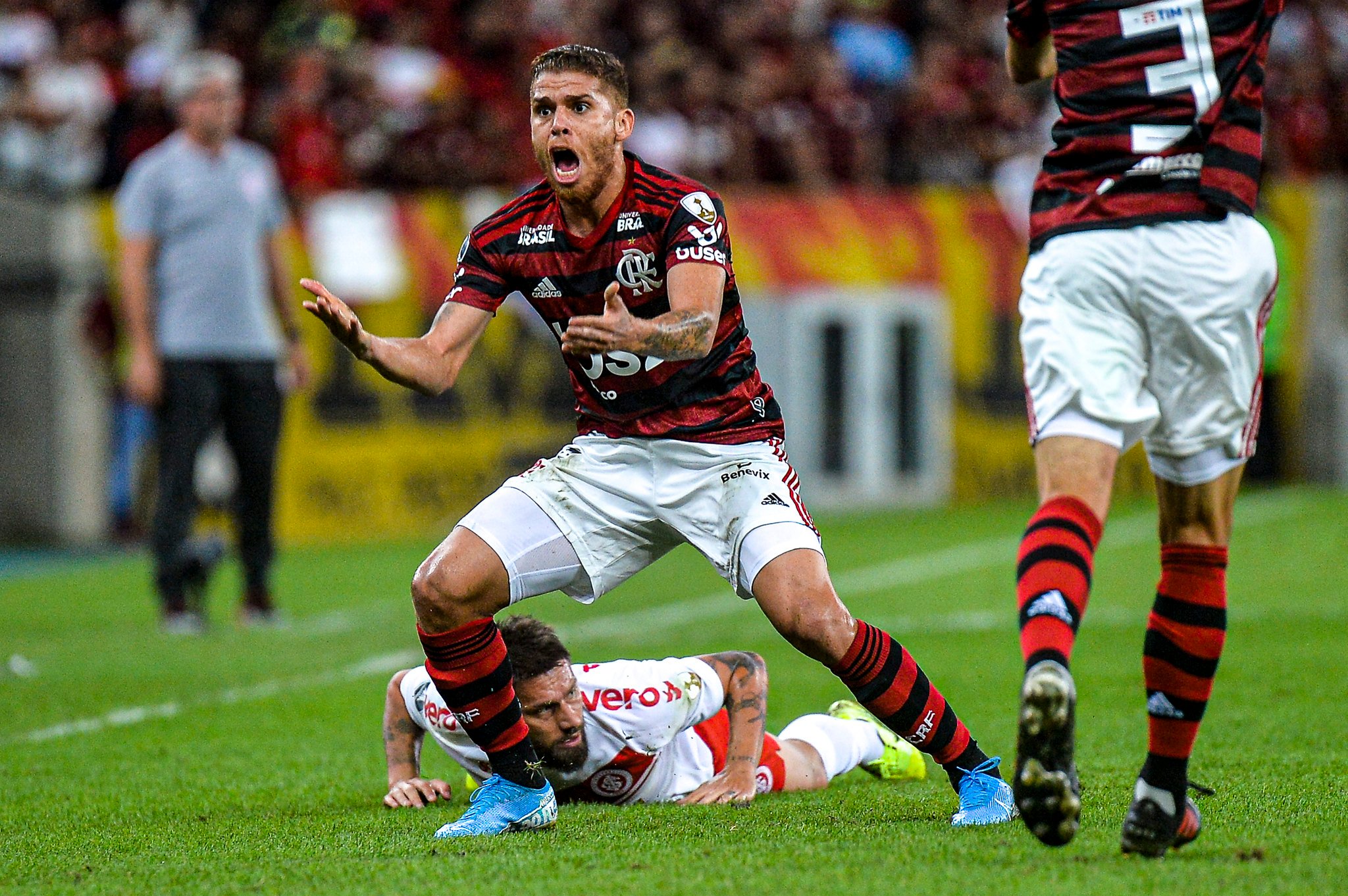 O volante Cuéllar saiu de forma polêmica do Flamengo, no ano passado, para acertar com o Al Hilal, da Arábia Saudita. O jogador foi acusado pelos torcedores de forçar a barra para deixar o clube da Gávea