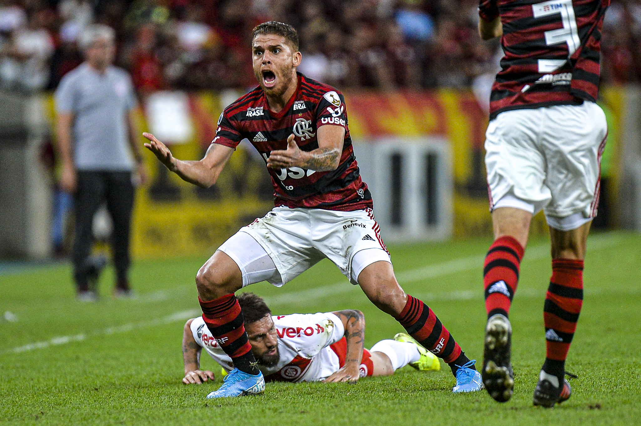 GUSTAVO CUÉLLAR Colômbia – Volante  Gustavo Cuéllar chegou ao Flamengo em 2016 e se tornou o sexto estrangeiro em número de jogos pelo clube, com 171 partidas disputadas. Volante combativo, caiu nas graças da torcida pela raça e eficiência na marcação. Foi bicampeão carioca em 2017 e 2019, e participou das campanhas dos títulos Brasileiro e da Libertadores em 2019.