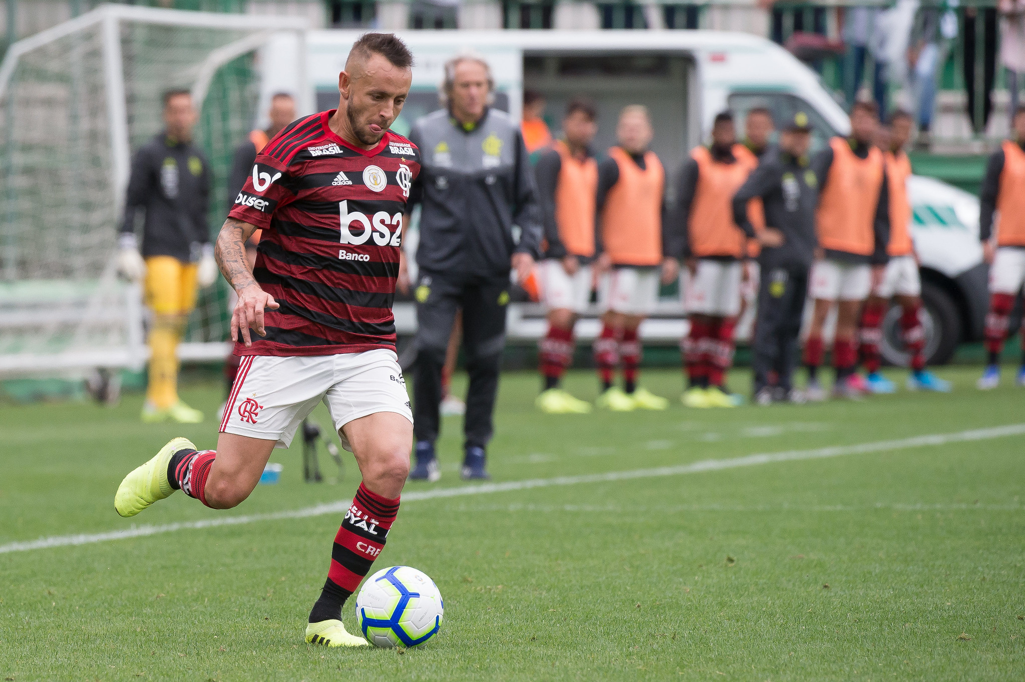 ESQUENTOU - Rafinha, ex-Flamengo e atualmente no Olympiakos, pode estar retornando à Alemanha. Nesta sexta-feira, o jornal alemão "BILD" informou que o brasileiro interessa ao Schalke 04, clube por onde atuou entre 2005 e 2010.