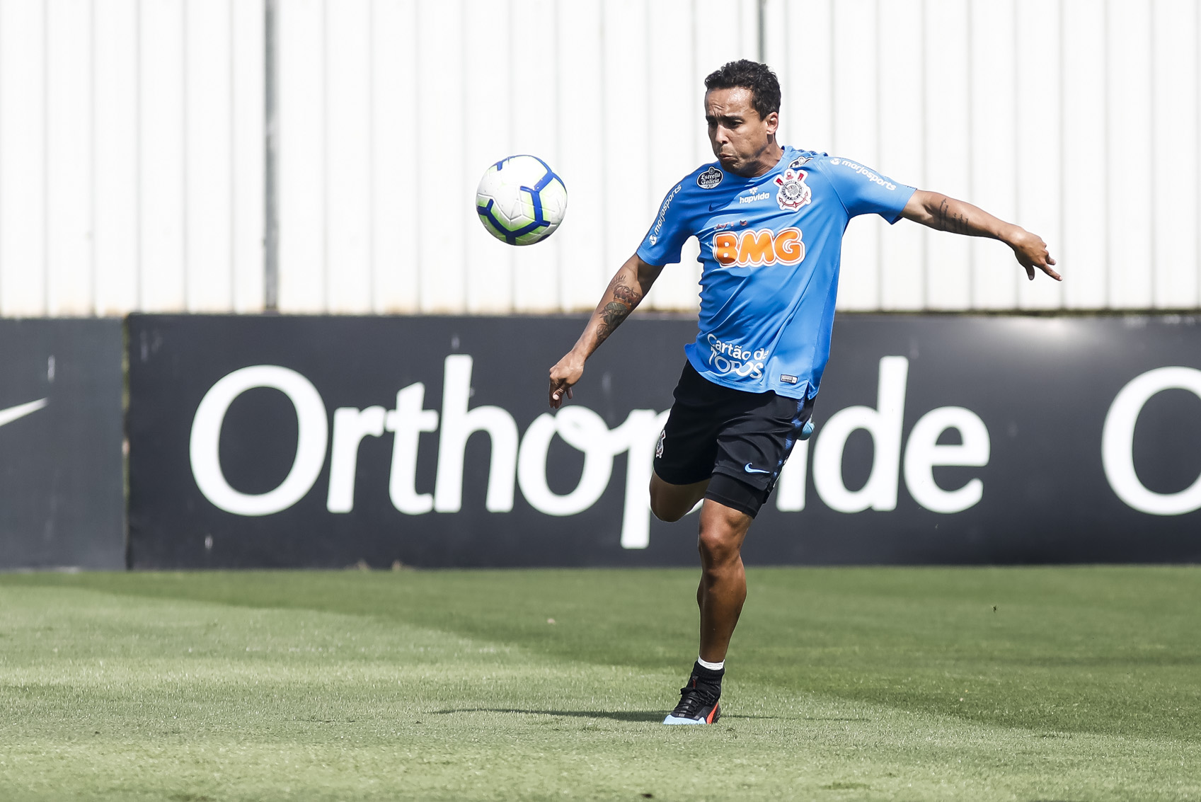 ESFRIOU - O Cruzeiro negou que esteja negociando com o meia Jadson, que deixou o Corinthians nesta temporada e está sem clube. O interlocutor do futebol com o conselho gestor , Carlos Ferreira, negou que existam conversas entre as partes.