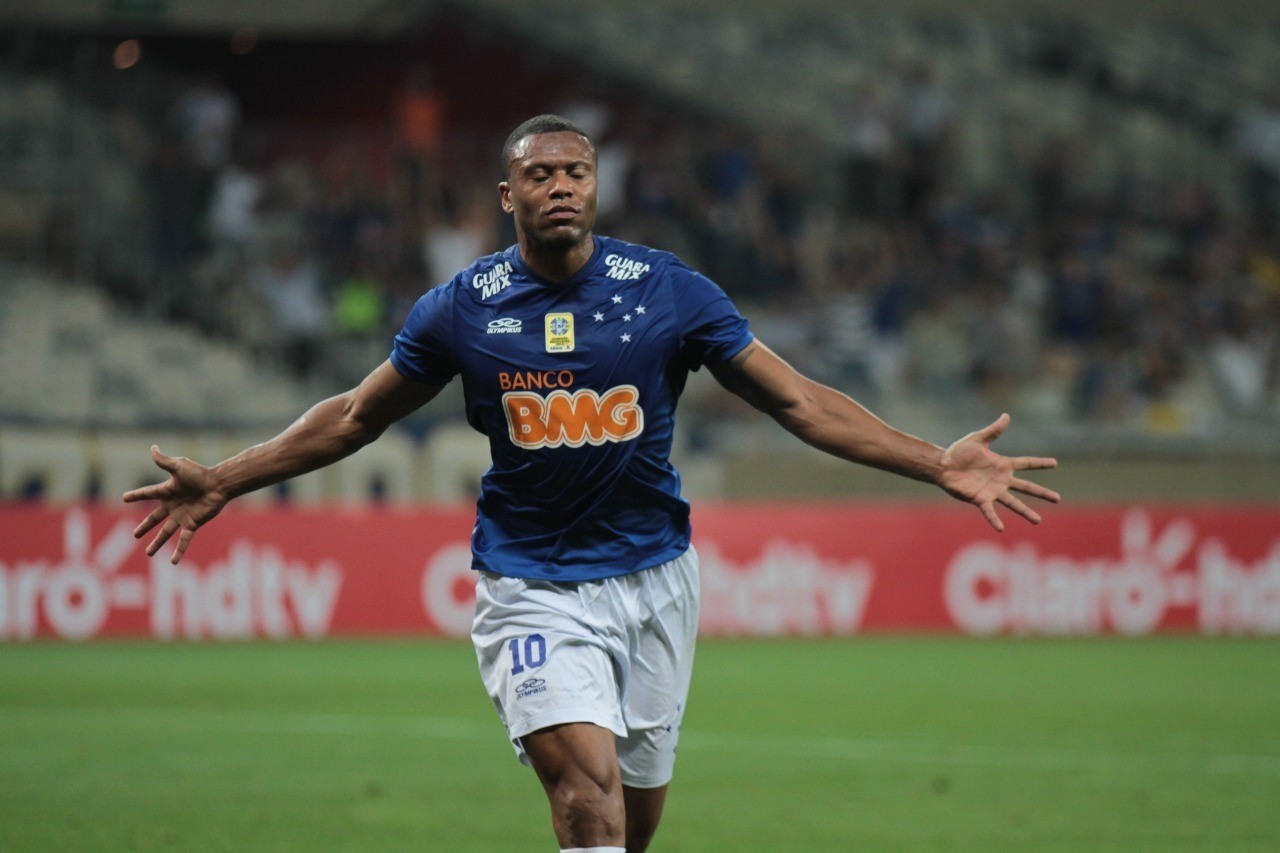 De um lado, o Cruzeiro já tinha conquistado o título e não tinha mais objetivos na competição. Do outro lado, o Vasco ainda lutava para se livrar do risco de rebaixamento. A vitória do Cruz-Maltino, por si só, já levantaria suspeitas, dadas as condições de ambas as equipes. Um flagra da transmissão de televisão, no entanto, aumentou a desconfiança geral: Julio Baptista (foto) falou para o zagueiro Cris "faz mais um", dando a entender que o Raposa estava deixando o Vasco jogar com facilidade. 