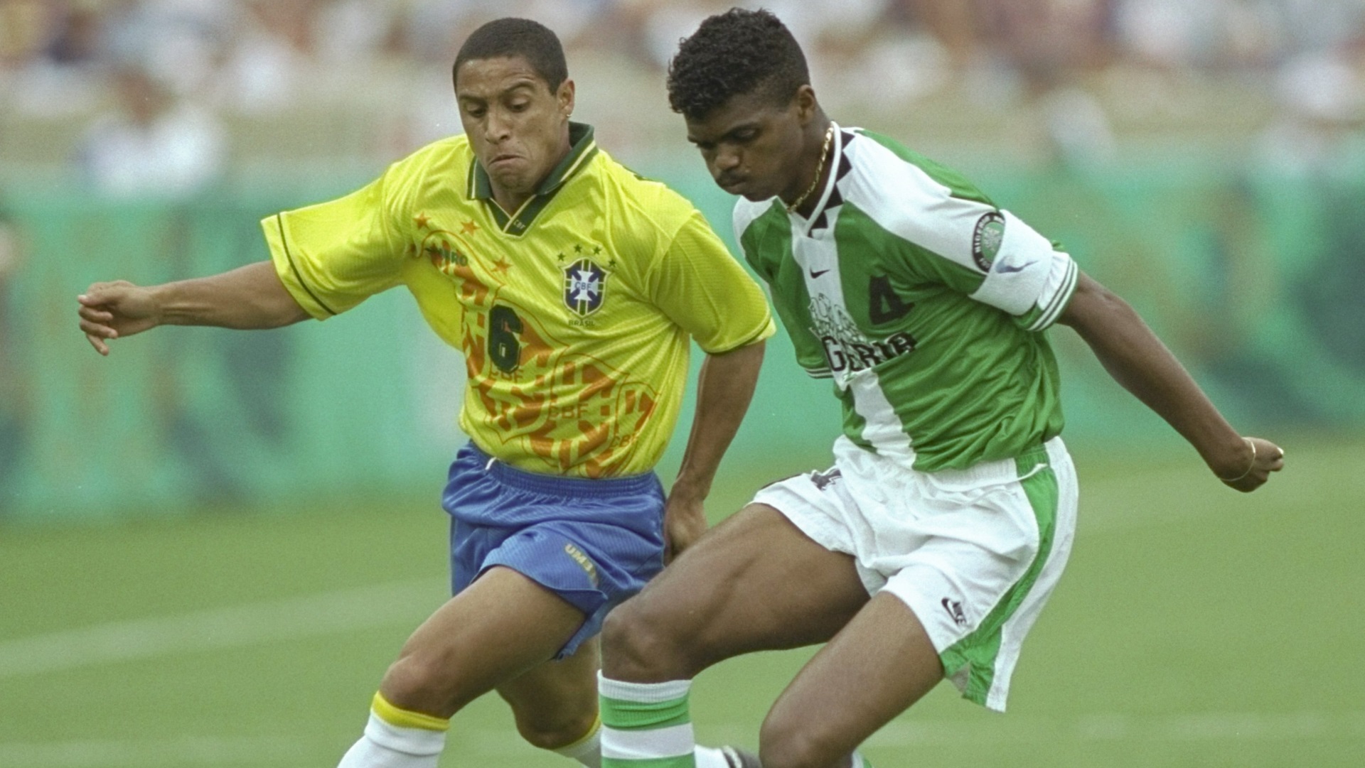 8- NIGÉRIA 1996: A Nigéria fez história ao consagrar-se campeã olímpica de futebol masculino nas Olimpíadas de Atlanta, em 1996. Com um uniforme que alternava listras verdes com brancas, a seleção eliminou o Brasil na semifinal, em um jogo histórico, com o placar de 4 a 3. O craque Kanu foi o principal jogador da partida, marcando 2 gols. 
