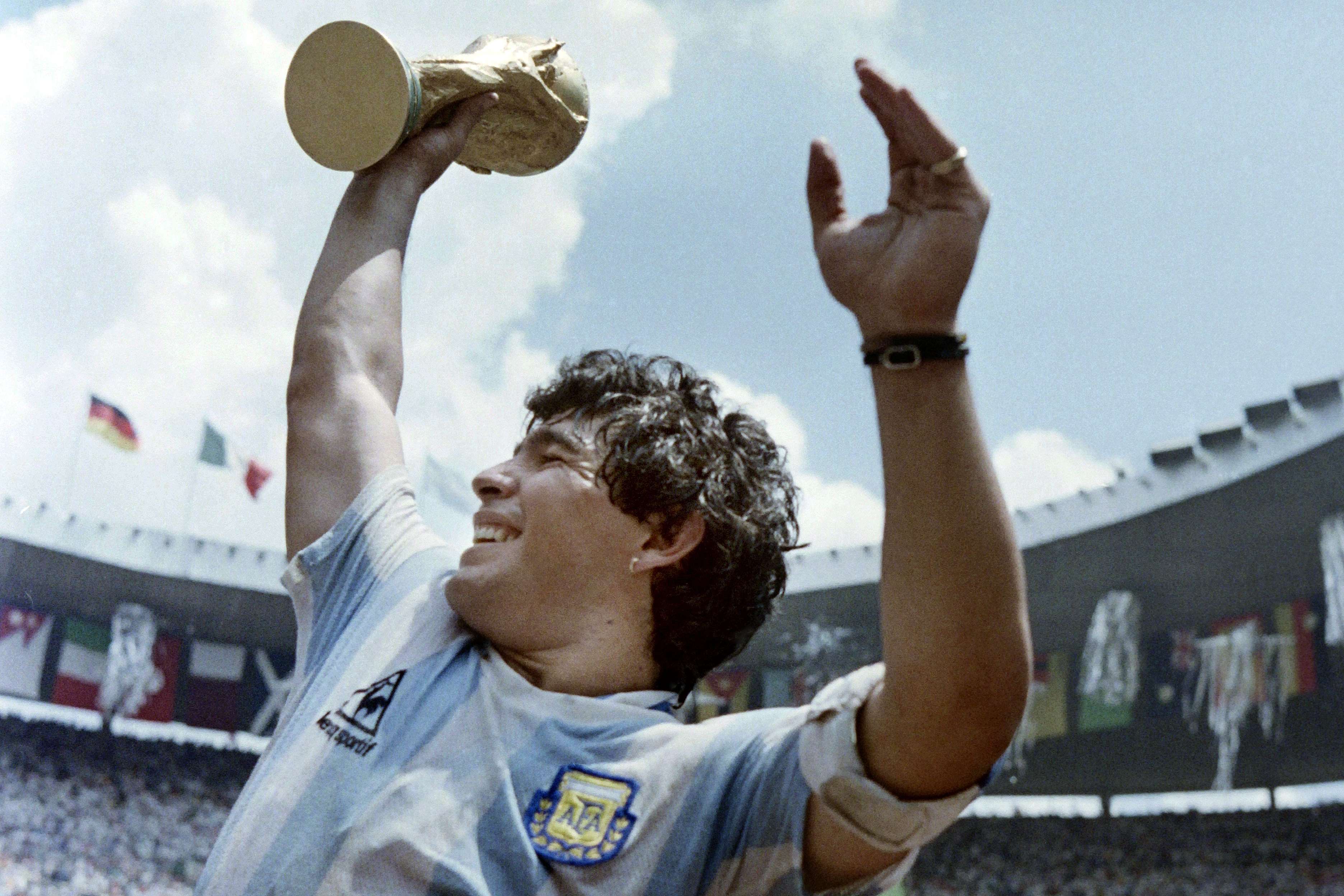 Diego Armando Maradona faleceu nesta quarta-feira (25), aos 60 anos, e sua genialidade dentro e fora dos gramados não pode jamais ser esquecida. Puxado por ele, o L! elaborou aqui uma lista de jogadores que carregaram suas respectivas seleções nas costas em uma Copa do Mundo – culminando ou não em título. Confira.