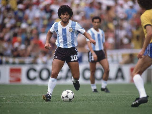 O argentino conquistou a Copa do Mundo de 1986 e é considerado um dos melhores jogadores da história do futebol. Maradona ainda fez parte do elenco vice-campeão do Mundial de 1990.
