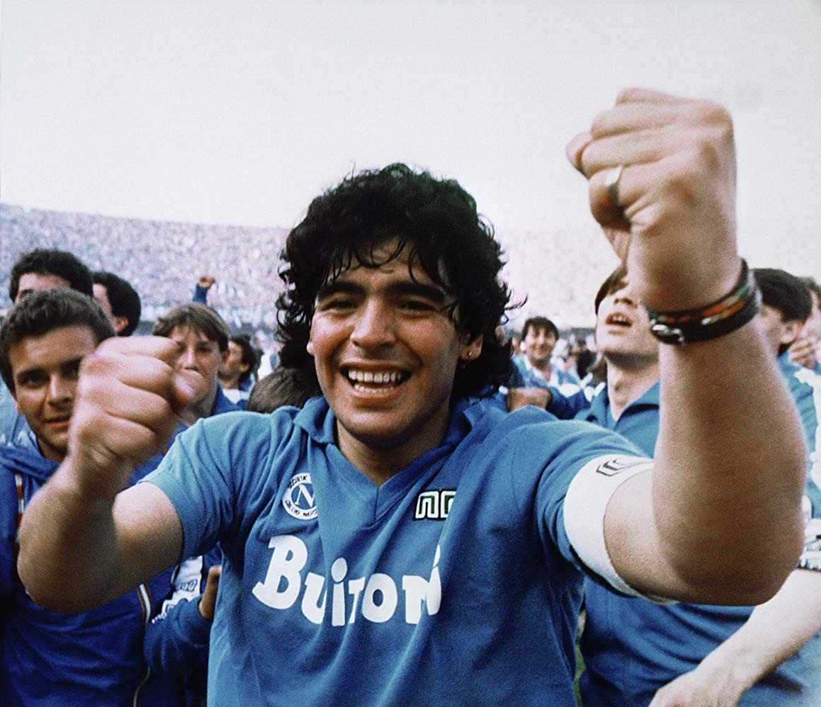 O dia 25 de novembro de 2020 trouxe uma notícia triste para todos os amantes do futebol. Diego Maradona faleceu na tarde dessa quarta-feira na Argentina. O craque será sempre lembrado na memória dos fãs, espalhados pelo mundo. Em forma de homenagem, o LANCE! listou 10 curiosidades da vida de Maradona!