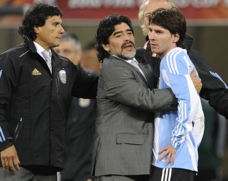 Diego Maradona - Seleção argentina: considerado até hoje o maior jogador argentino da história, Maradona teve a chance de repetir o sucesso que fazia com a seleção fora de campo. O resultado foi uma eliminação vexatória para a Alemanha por 4 a 0, na Copa de 2010.