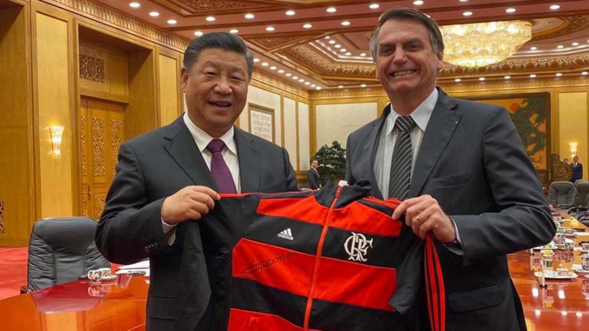 Apesar de sempre declarar seu carinho ao Palmeiras, Bolsonaro já posou com camisas de outros clubes. O político presenteou o presidente chinês Xi Jiping com um casaco do Flamengo. A entrega do presente aconteceu em Pequim, após a assinatura de atos de cooperação entre os dois países. Na ocasião, Bolsonaro afirmou que o Rubro-Negro era o melhor time do país e que iria vencer a Libertadores.