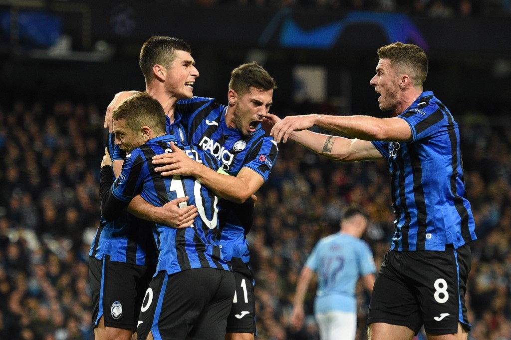 Em sua primeira participação na Liga dos Campeões, a Atalanta já conseguiu a vaga entre as 16 melhores equipes. Dono de um ataque poderoso, que já marcou 63 vezes no Campeonato Italiano e tem os melhores números no quesito, o time de Bérgamo quer continuar surpreendendo a todos na Europa. Na fase de grupos, os italianos terminaram em segundo no Grupo C, com 7 pontos.