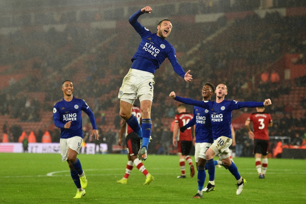 FECHADO - Jamie Vardy não sairá do Leicester. Nesta quarta-feira (26), os Foxes anunciaram a renovação de contrato do atacante inglês, que irá até junho de 2023.