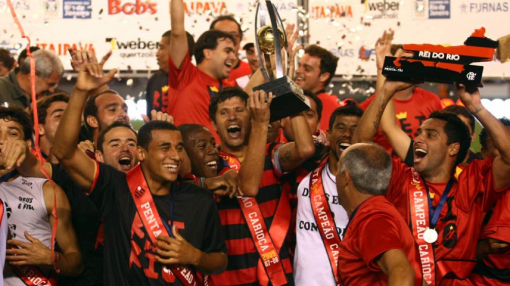 Flamengo x Grêmio - 2009 - Em 6 de dezembro, com gols de David Braz e Ronaldo Angelim, o Flamengo virou para cima do Grêmio, no Rio, e levantou a taça do Brasileirão após 17 anos. Título que, meses antes, sequer era cogitado pela torcida e jogadores.