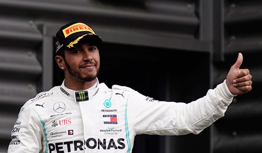 Para marcar posição contra o racismo, a Mercedes terá carros pretos na F-1 este ano, em vez do tradicional prateado. A equipe alemã, que tem Lewis Hamilton como estrela, diz que se compromete a lutar por mais diversidade no automobilismo. O Mundial começa domingo (5), na Áustria.