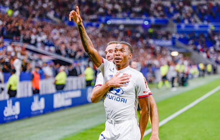 Em junho de 2019, quando estava emprestado ao Santos, o volante foi negociado com o Lyon, da França.