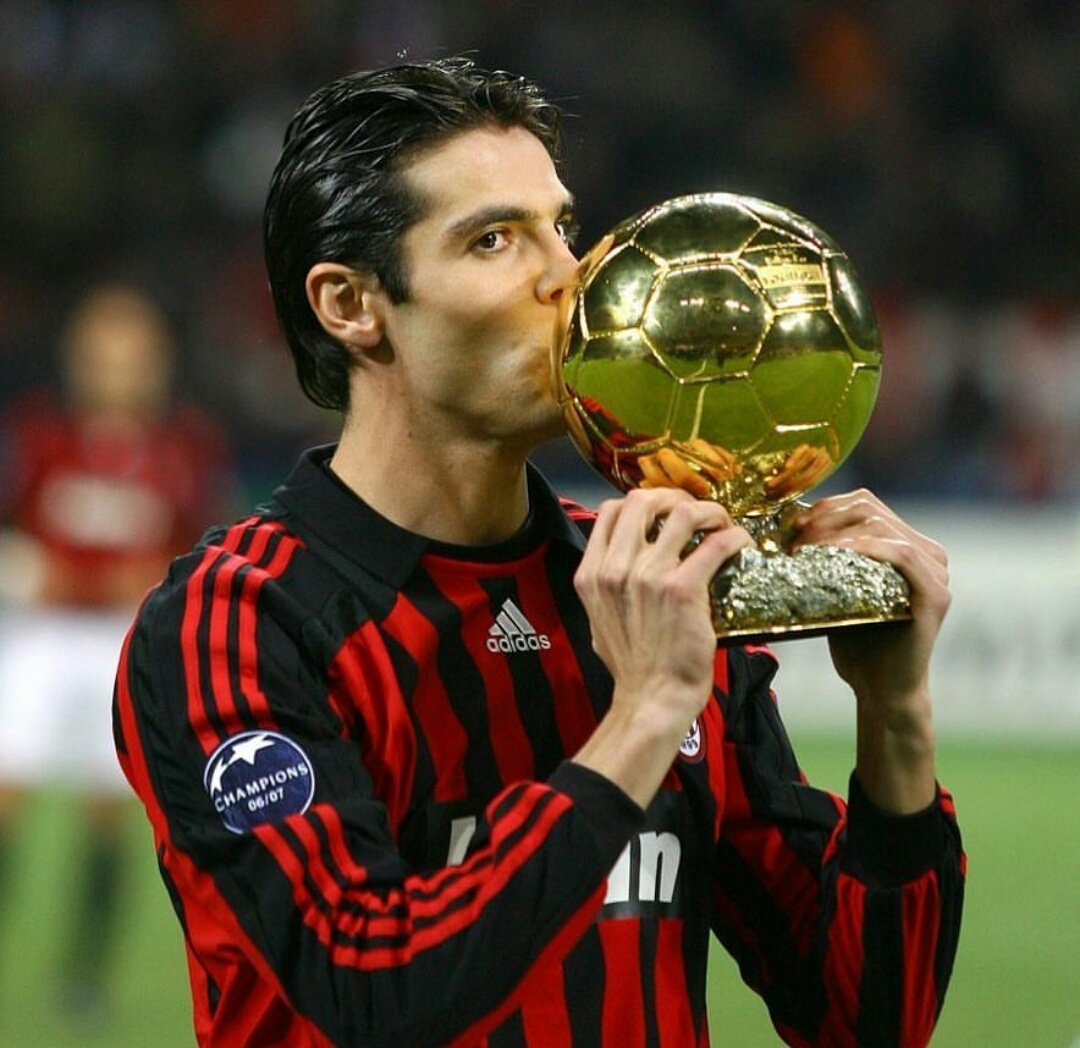 2007 - Vencedor: Kaká (Milan) - Vice e terceiro: Cristiano Ronaldo (Manchester United) e Messi (Barcelona.