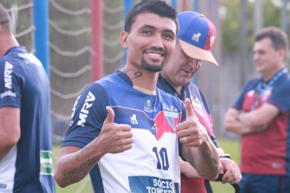 Reserva do Fortaleza no último Campeonato Brasileiro, o atacante Kieza causou polêmica nas redes sociais. De férias   em Recife, o jogador postou uma foto em sua conta no Instagram com os empresários e colocou uma bandeirinha   alvirrubra, das cores do Náutico, time o qual marcou época. A foto animou a torcida do Timbu, que sonha em ver o seu   ídolo de volta. Por outro lado incomodou a do Fortaleza, que não gostou da postura do jogador.