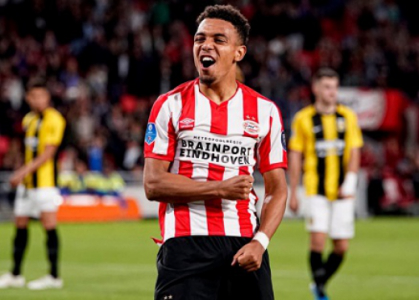 ESQUENTOU - Liverpool, Milan e Juventus estudam a possibilidade da contratação do atacante Donyell Malen, do PSV, segundo o “La Gazzetta dello Sport”. O clube holandês pode querer fazer dinheiro com o jovem de 22 anos, mas quem for contratar deve ter que estar disposto a pagar cerca de 30 milhões de libras (R$ 232 milhões). O Liverpool corre o risco de perder Salah e Klopp pode buscar uma reposição na janela de transferências. Já Milan e Juventus contam com dois veteranos próximos do fim de seus contratos, como Ibrahimovic e Cristiano Ronaldo, respectivamente. No entanto, ainda não há nenhuma proposta oficial feita por Malen.