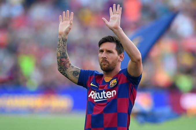 ESQUENTOU - Lionel Messi pode estar fazendo sua última temporada pelo Barcelona. Com somente mais um ano de contrato, o atacante teve um pedido de deixar o clube negado recentemente. Para o próximo ano, a expectativa é que o craque receba muitas propostas, como a do Atlético de Madrid. Os colchoneros acreditam que o vínculo do argentino com o uruguaio Suárez pode ser um fator crucial para a transferência rolar. Por enquanto, os rumores rondam o Camp Nou.