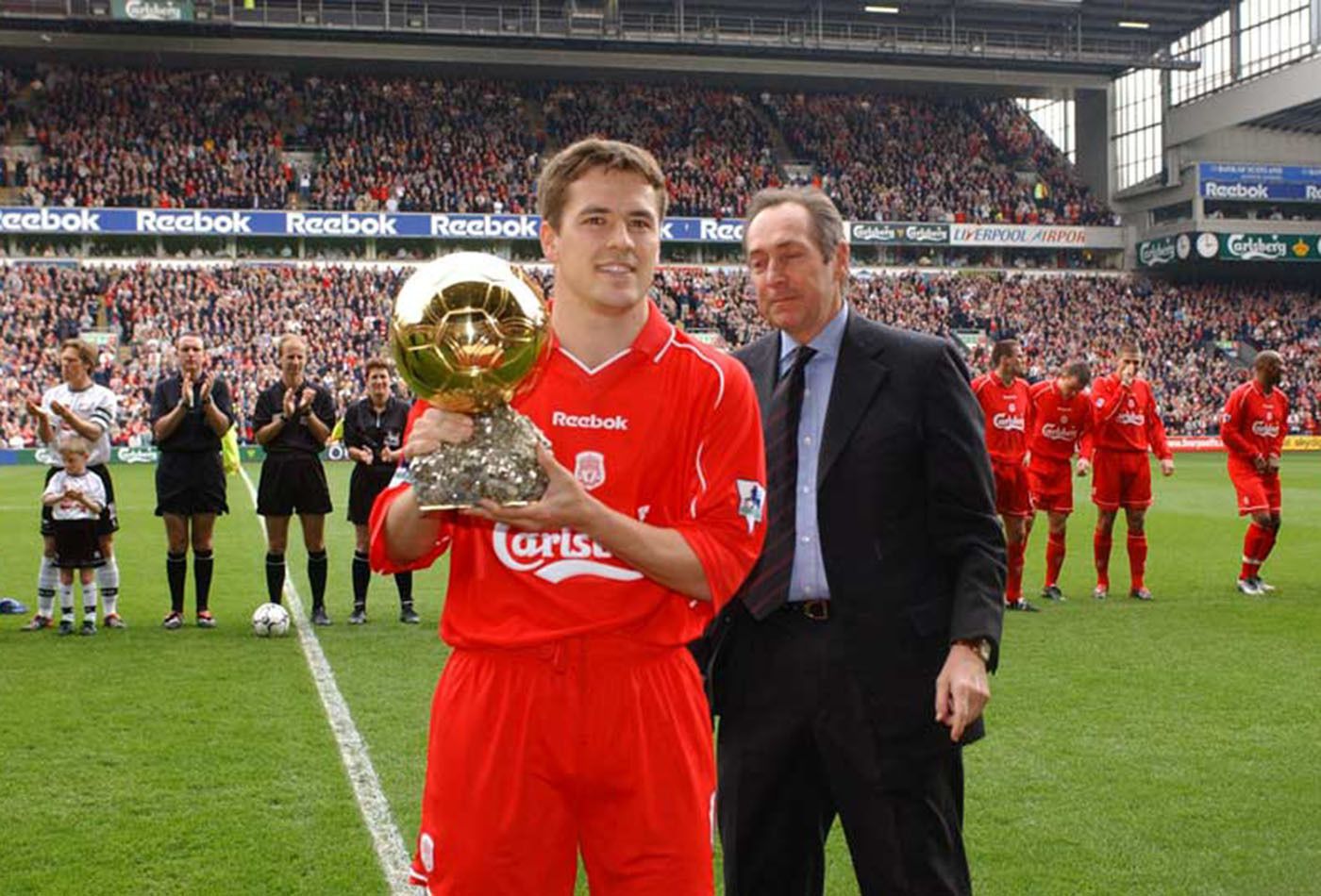 2001- Michael Owen foi eleito o melhor jogador da Europa em 2001. Com o Liverpool, o artilheiro conquistou a Liga Europa, a Copa da Inglaterra e a FA Cup. Mesmo assim, Figo, Beckham e Raúl foram os escolhidos.