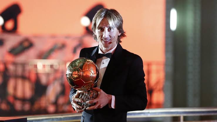 Top 3 real de 2018: Luka Modric (Real Madrid) - 753 pontos, Cristiano Ronaldo (Real Madrid e Juventus) - 476 pontos e Antoine Griezmann (Atlético de Madrid) - 414 pontos.