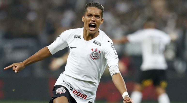 FECHADO: O Corinthians confirmou a venda do meia-atacante Pedrinho ao Benfica, de Portugal. O jovem jogador, de apenas 21 anos, estava na Europa desde a semana passada para realizar exames médicos e assinar com sua nova equipe.