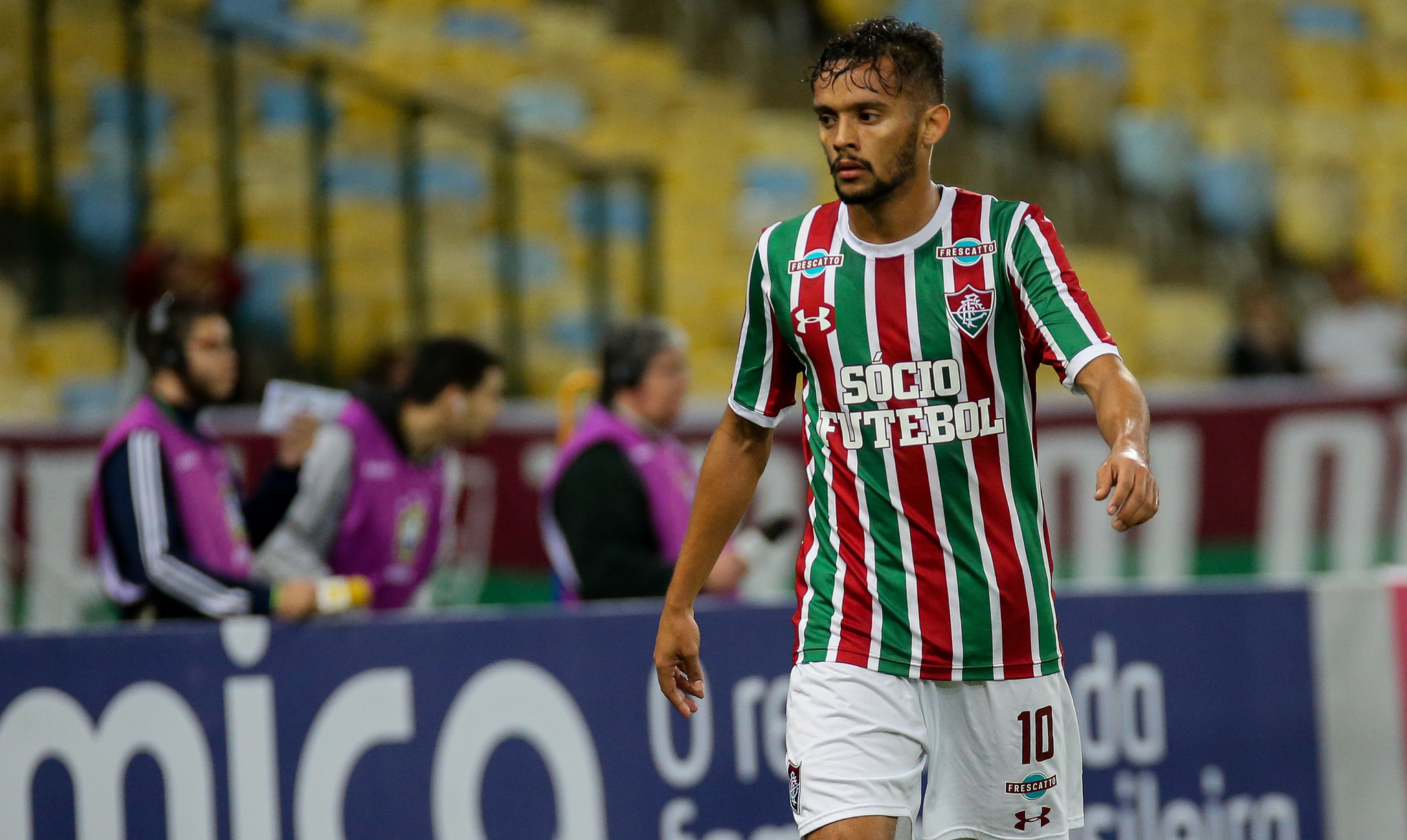 Gustavo Scarpa se transferiu do Fluminense para o Palmeiras, em 2018 após uma longa briga judicial com o clube das Laranjeiras. A polêmica o tornou alvo da fúria das arquibancadas. 