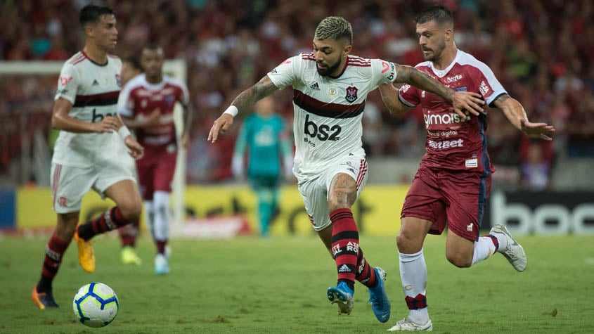O Fortaleza também sofre ao enfrentar o camisa 9 do Flamengo: já são quatro gols contra o rival cearense.