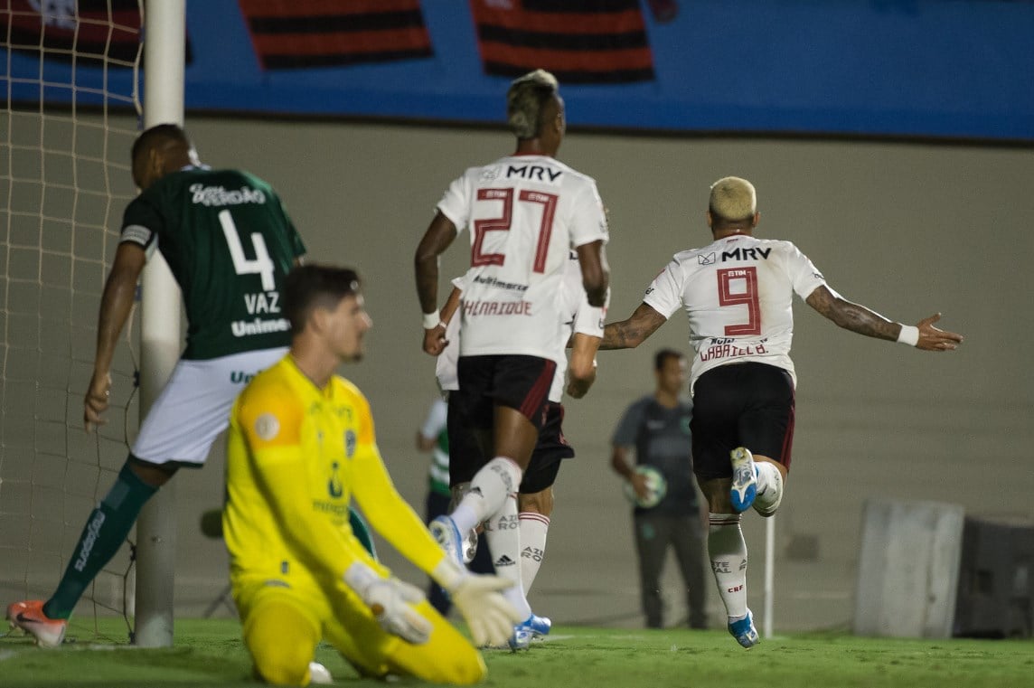 A defesa do Goiás não passa ilesa ao enfrentar o atacante do Flamengo, que já fez quatro gols contra o Esmeraldino.