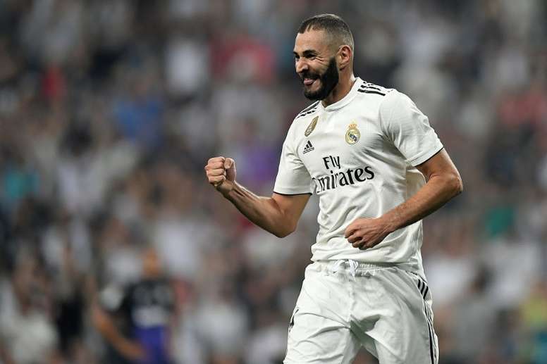 ESQUENTOU - Ao ser perguntado sobre a possibilidade do retorno de Benzema ao Lyon, o técnico da equipe francesa, Rudi Garcia, vê com bons olhos a chegada do atacante francês. No entanto, o espanhol sabe que a concretização está distante de ser uma realidade, pois o centroavante tem contrato com o Real Madrid e não disse nada sobre voltar a atuar na Ligue 1.