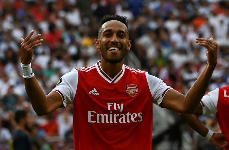 ESQUENTOU - O Manchester United está preparando uma oferta para a estrela do Arsenal, Pierre-Emerick Aubameyang. De acordo com o 'The Sun', os Gunners querem lucrar com o franco-gabonês, que encerra o contrato em 2021. A oferta giraria em torno de 50 milhões de euros (cerca de R$ 275 milhões).