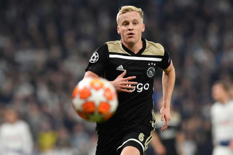 MORNO: O meio-campista Donny van de Beek está aguardando uma oferta do Barcelona antes de decidir seu futuro, de acordo com o jornal “Sport”. O Ajax não está disposto a diminuir a pedida por 55 milhões de euros (R$ 357 milhões) pelo jogador de 23 anos, valor que o clube catalão não pode pagar neste momento.