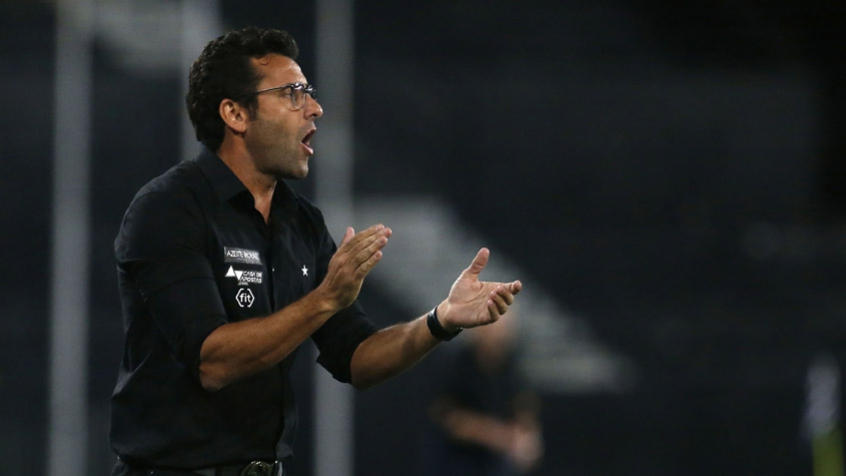  Alberto Valentim não é mais o técnico do Botafogo. Após derrota no clássico contra o Fluminense por 3 a 0, o treinador foi demitido na noite de domingo.