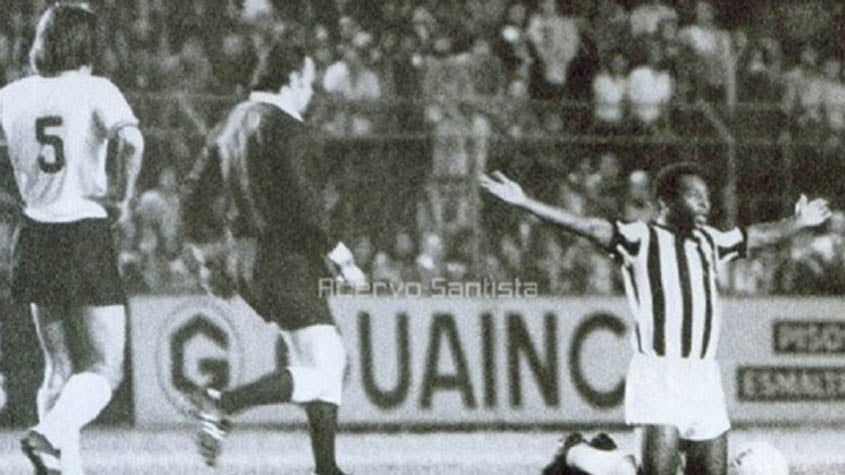Pelé teve três despedidas na carreira. A primeira foi pela Seleção Brasileira, em amistoso contra a Iugoslávia, em 1971. Depois, com o Santos, diante da Ponte Preta, em 1974. E por último em 1977, em um jogo festivo entre o Santos e o New York Cosmos.