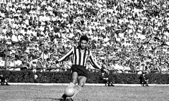 Botafogo 3 x 0 Flamengo (Carioca 1962): O Botafogo foi campeão Carioca de 1962 com uma goleada, por 3 a 0, sobre o Flamengo, no Maracanã. Garrincha comandou o show alvinegro e fez o terceiro gol da partida