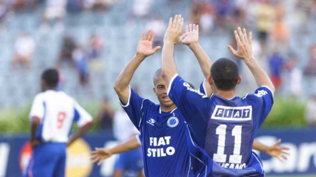 Cruzeiro - 2003: O primeiro campeão do primeiro turno do Brasileiro foi o Cruzeiro, em 2003. A Raposa conseguiu fazer 47 pontos na primeira parte do campeonato, que era disputado por 24 equipes. No fim do campeonato,o Cruzeiro foi campeão.