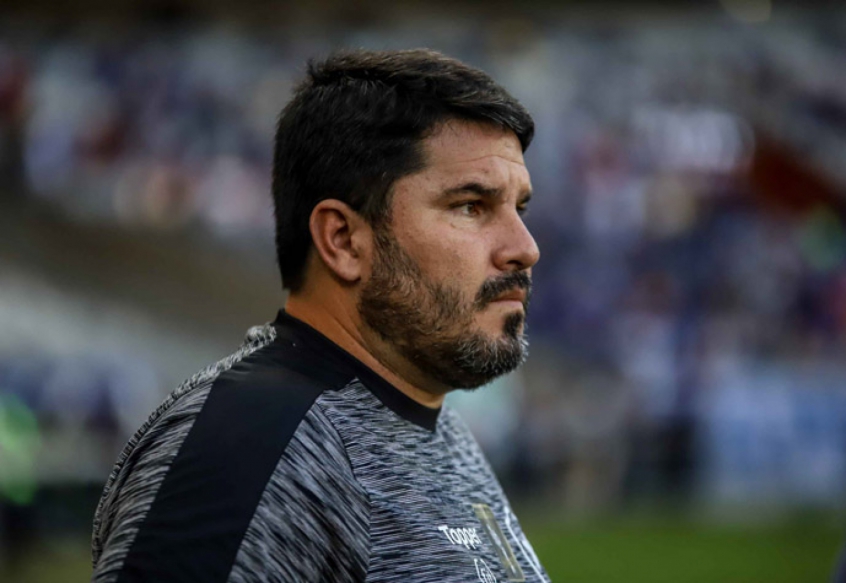 FECHADO - O Bahia anunciou, neste domingo, a contratação do técnico Eduardo Barroca com contrato válido até o fim da Série B. O treinador de 40 anos assume o Tricolor de Aço após a demissão de Enderson Moreira e tem a missão de garantir o retorno à elite do futebol brasileiro.